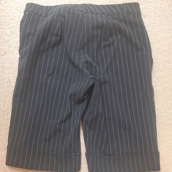 Black pinstriped shorts - Picture 2 of 5